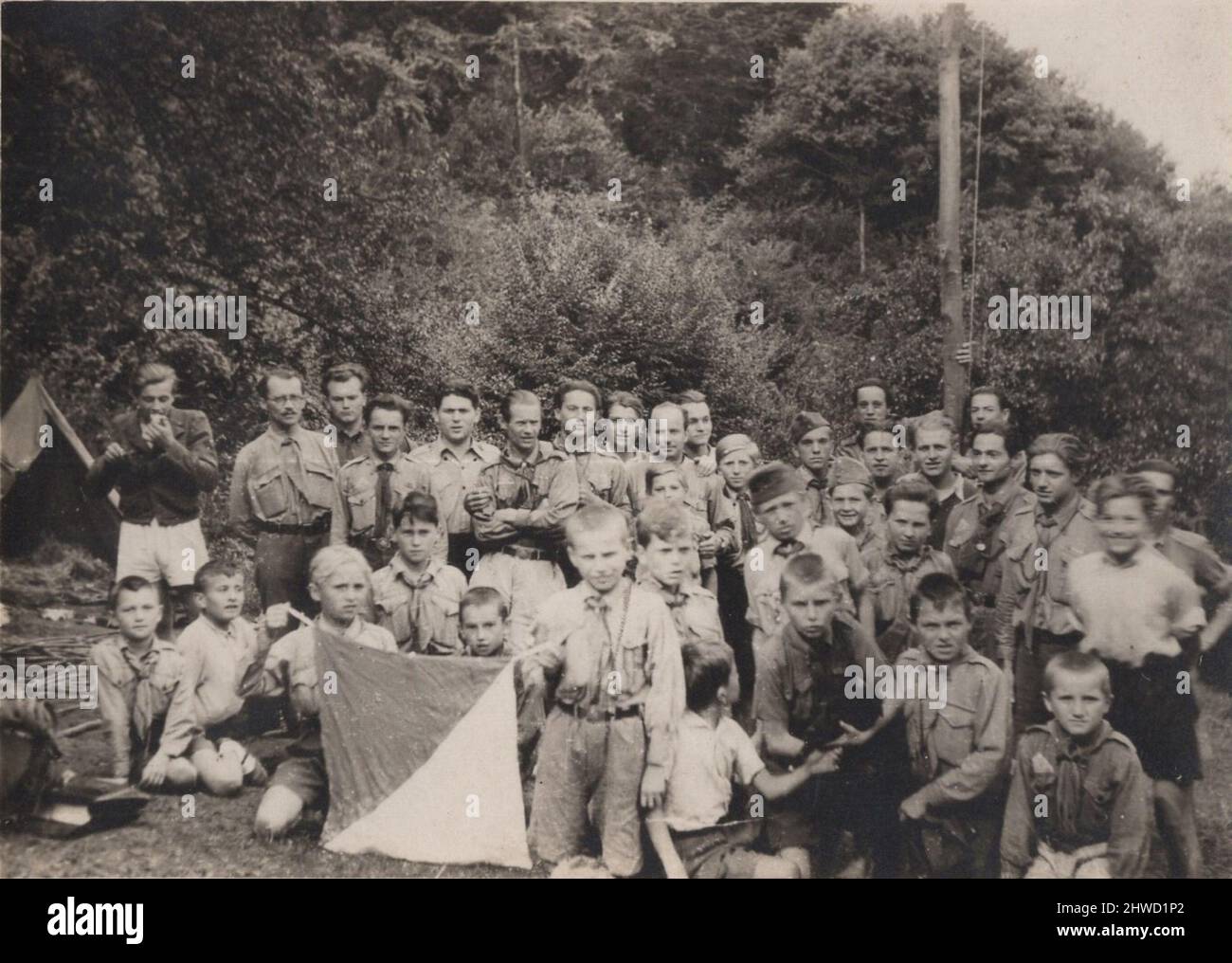 Archivio storico immagine di un gruppo di ragazzi e scout per adulti appena prima di un viaggio all'aria aperta su 1930s Foto Stock