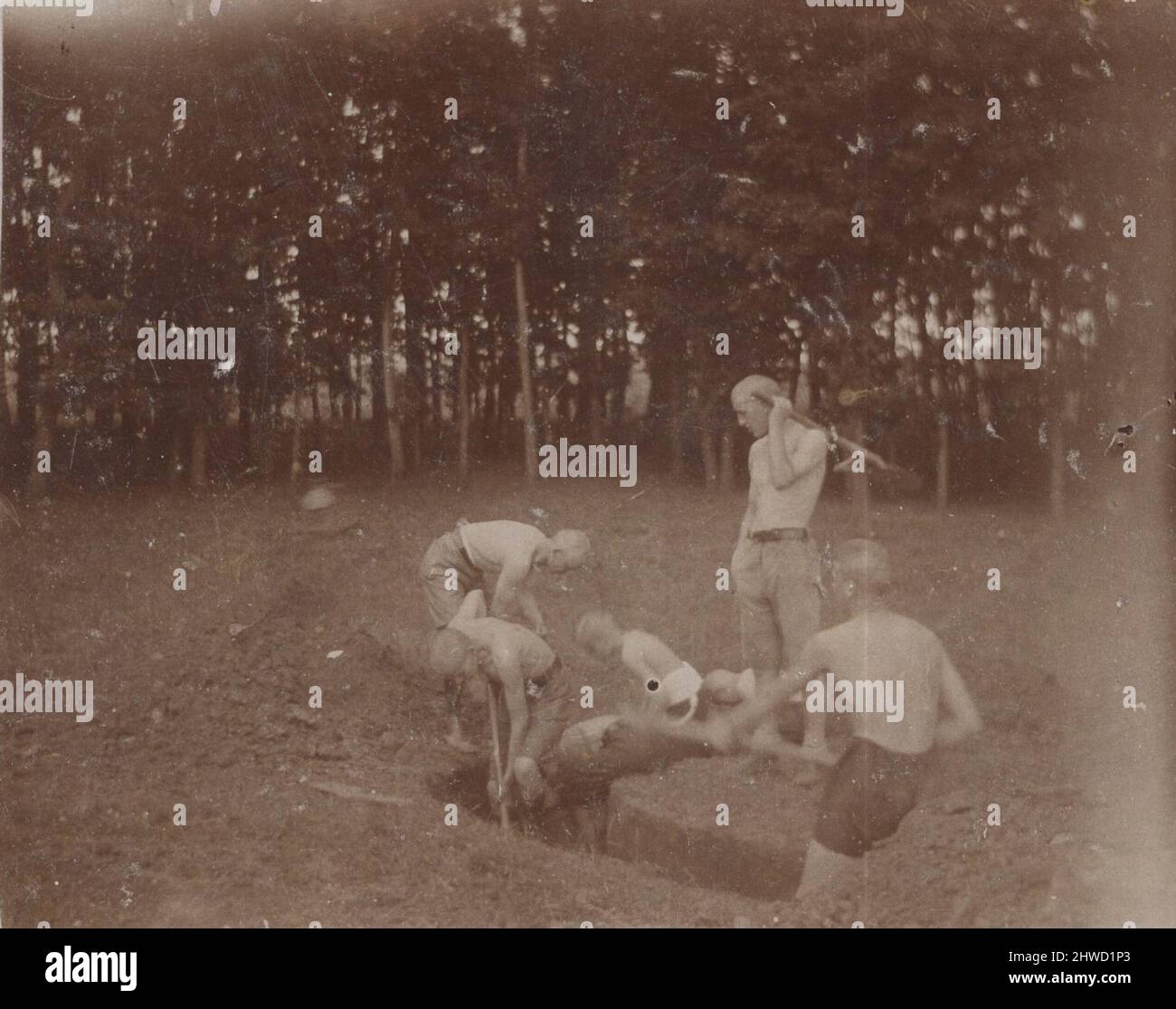 Archivio storico immagine dei ragazzi scout stanno scavando un grande buco come excercise a 1920s Foto Stock