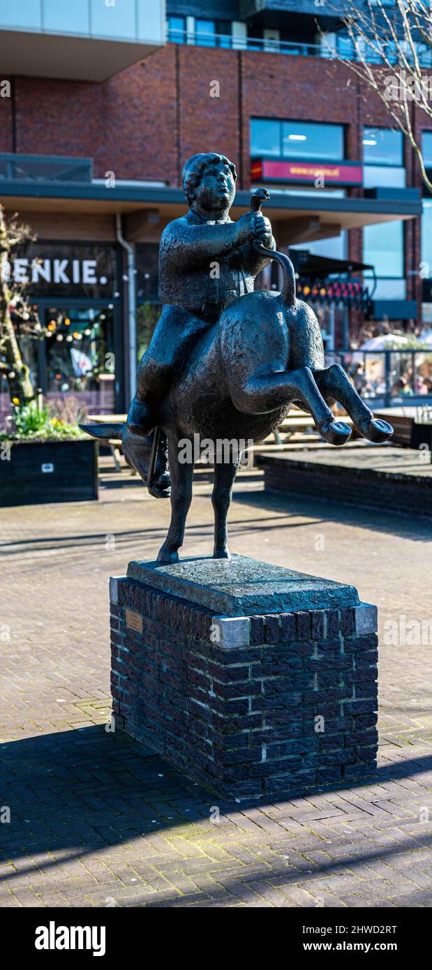 Statua di Dik Trom op de ezel a Hoofddorp Paesi Bassi presso la piazza del mercato chiamata Dik tromplein (marktplein). Statua creata da Nico Onkhout nel 1973 Foto Stock