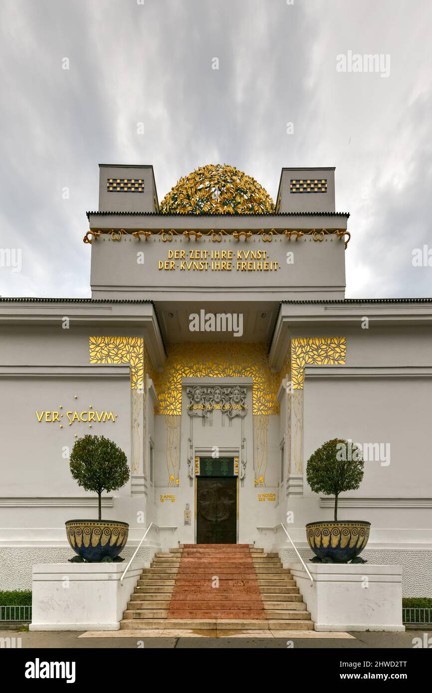 Vienna, Austria - Lug 17, 2021: Secession Building Golden Dome a Vienna, Austria chiamato anche Wiener Secession - con l'Iscrizione 'ad ogni età il suo Ar Foto Stock