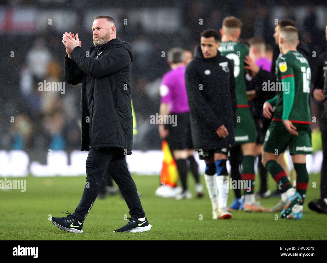 Il direttore della contea di Derby Wayne Rooney applaude i tifosi dopo il fischio finale dopo la partita del campionato Sky Bet al Pride Park Stadium di Derby. Data foto: Sabato 5 marzo 2022. Foto Stock