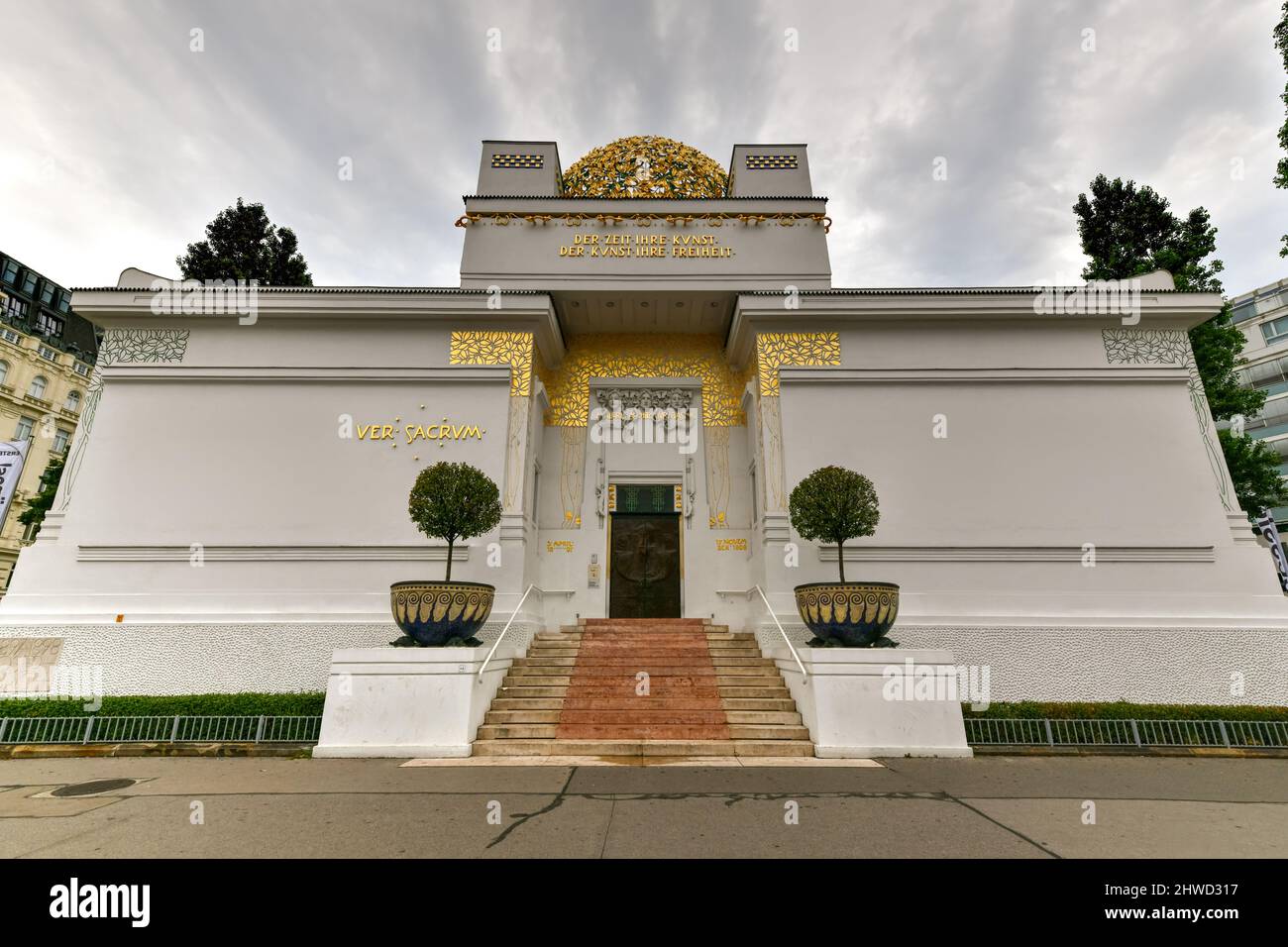 Vienna, Austria - Lug 17, 2021: Secession Building Golden Dome a Vienna, Austria chiamato anche Wiener Secession - con l'Iscrizione 'ad ogni età il suo Ar Foto Stock