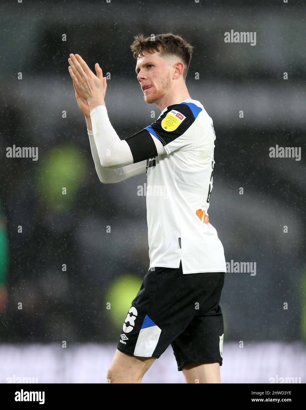 Il Max Bird della contea di Derby applaude i tifosi dopo il fischio finale dopo la partita del campionato Sky Bet al Pride Park Stadium di Derby. Data foto: Sabato 5 marzo 2022. Foto Stock