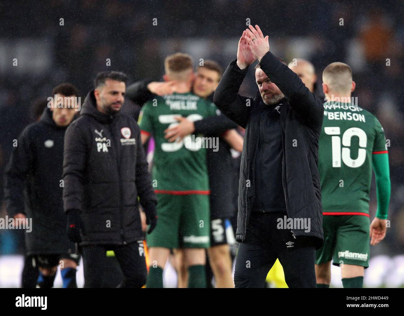 Il direttore della contea di Derby Wayne Rooney (al centro a destra) applaude i tifosi dopo il fischio finale dopo la partita del campionato Sky Bet al Pride Park Stadium di Derby. Data foto: Sabato 5 marzo 2022. Foto Stock