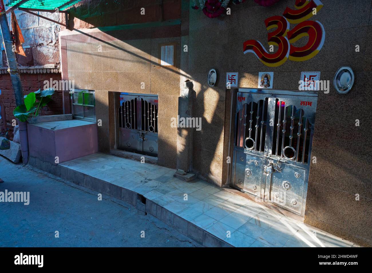 Jodhpur, Rajasthan, India - 21st ottobre 2019 : Madir, tempio di lord Shiva. OM , la parola sacra del sanscrito è scritta sopra la porta essendo un sacro pla Foto Stock