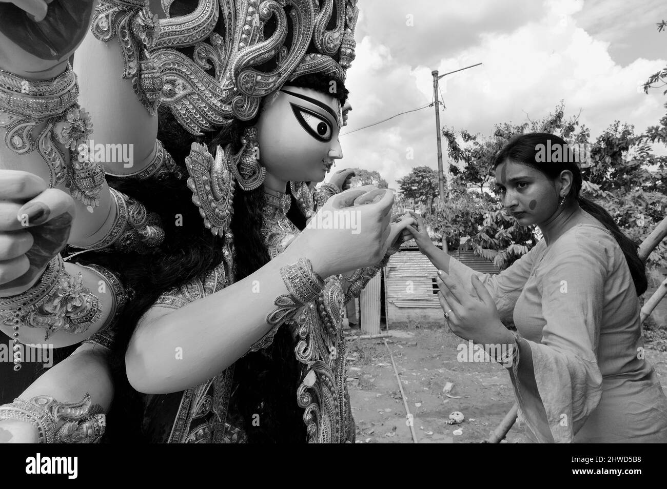Howrah, Bengala Occidentale, India- 9th Ottobre 2019: Vijayadashami, ragazza indù bengalese non sposata che offre la sua preghiera alla dea Durga. Durga Puja festival tr Foto Stock