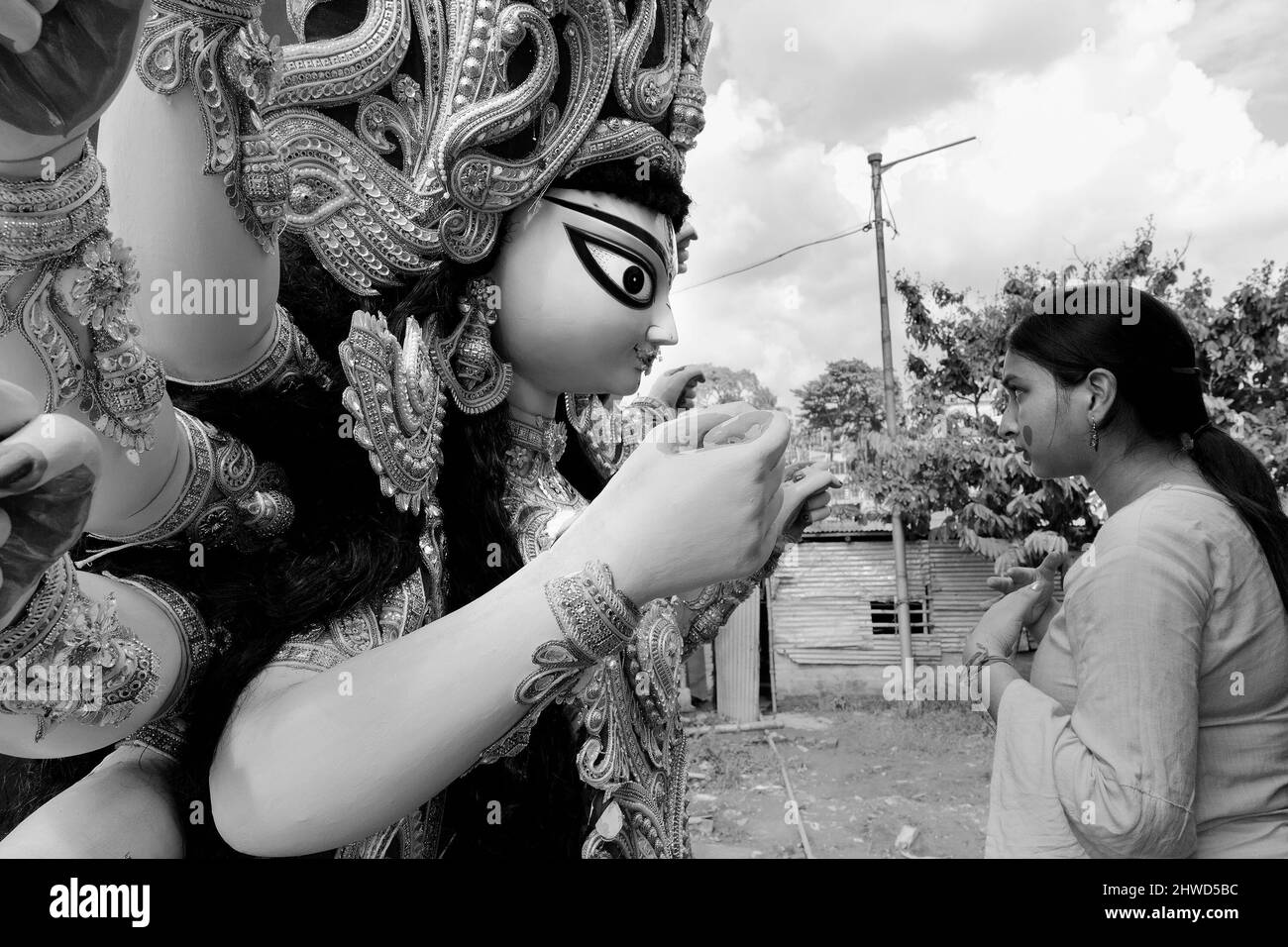 Howrah, Bengala Occidentale, India- 9th Ottobre 2019: Vijayadashami, ragazza indù bengalese non sposata che offre la sua preghiera alla dea Durga. Durga Puja festival tr Foto Stock