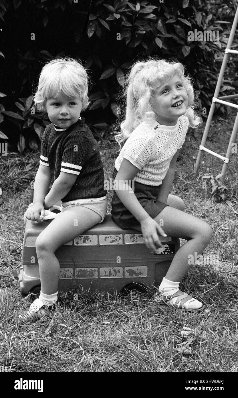 Stefan e Samantha Gates, modelli per bambini, sabato 20th giugno 1970. Foto Stock