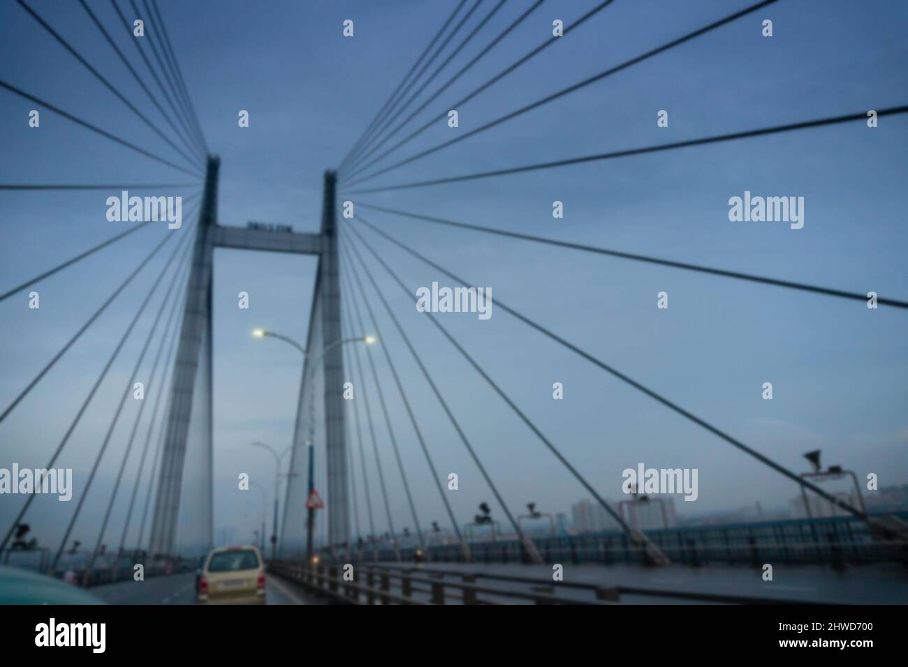 Immagine sfocata di Howrah, Bengala Occidentale, India. 2nd Hoogly ponte, vidyasagar setu all'ora blu. Immagine stock monsone. Foto Stock