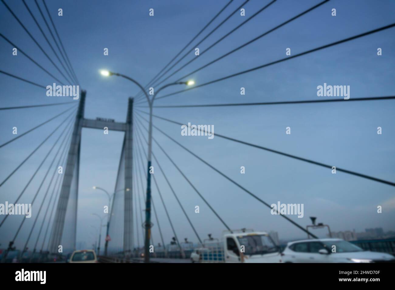 Immagine sfocata di 2nd Hoogly Bridge, vidyasagar setu all'ora blu. Immagine stock monsone. Foto Stock