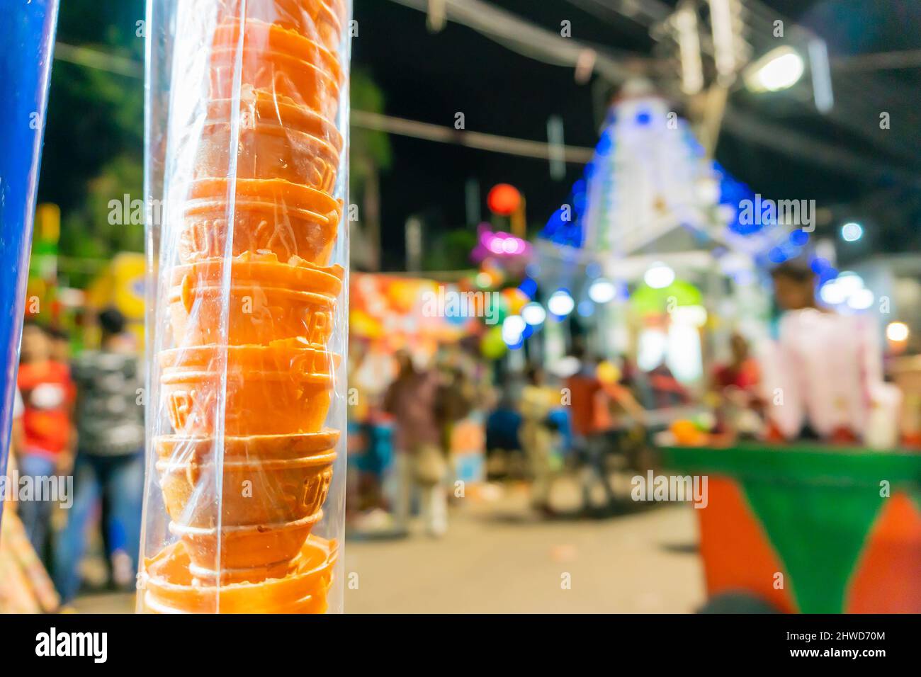 Howrah, Bengala Occidentale, India - 14th Aprile 2019 : coni colorati sono appesi dal raso di gelato sul lato della strada, una delicatezza estiva, immagine di strada indiana. Foto Stock