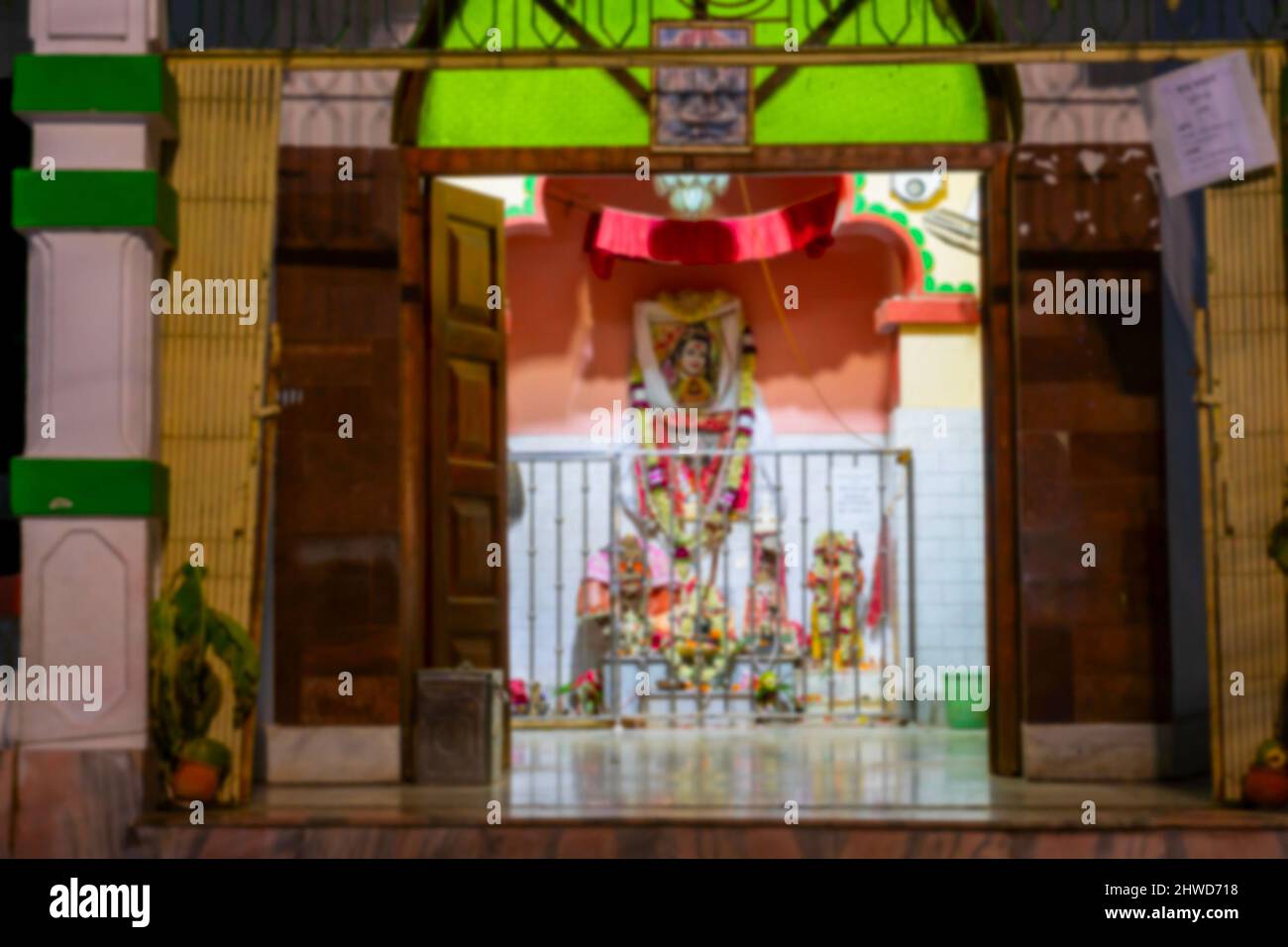 Immagine sfocata di Howrah, Bengala Occidentale, India. Tempio ben illuminato di Lord Shiva alla vigilia del nuovo anno bengalese , noto come Gajan o Charak festival. Foto Stock
