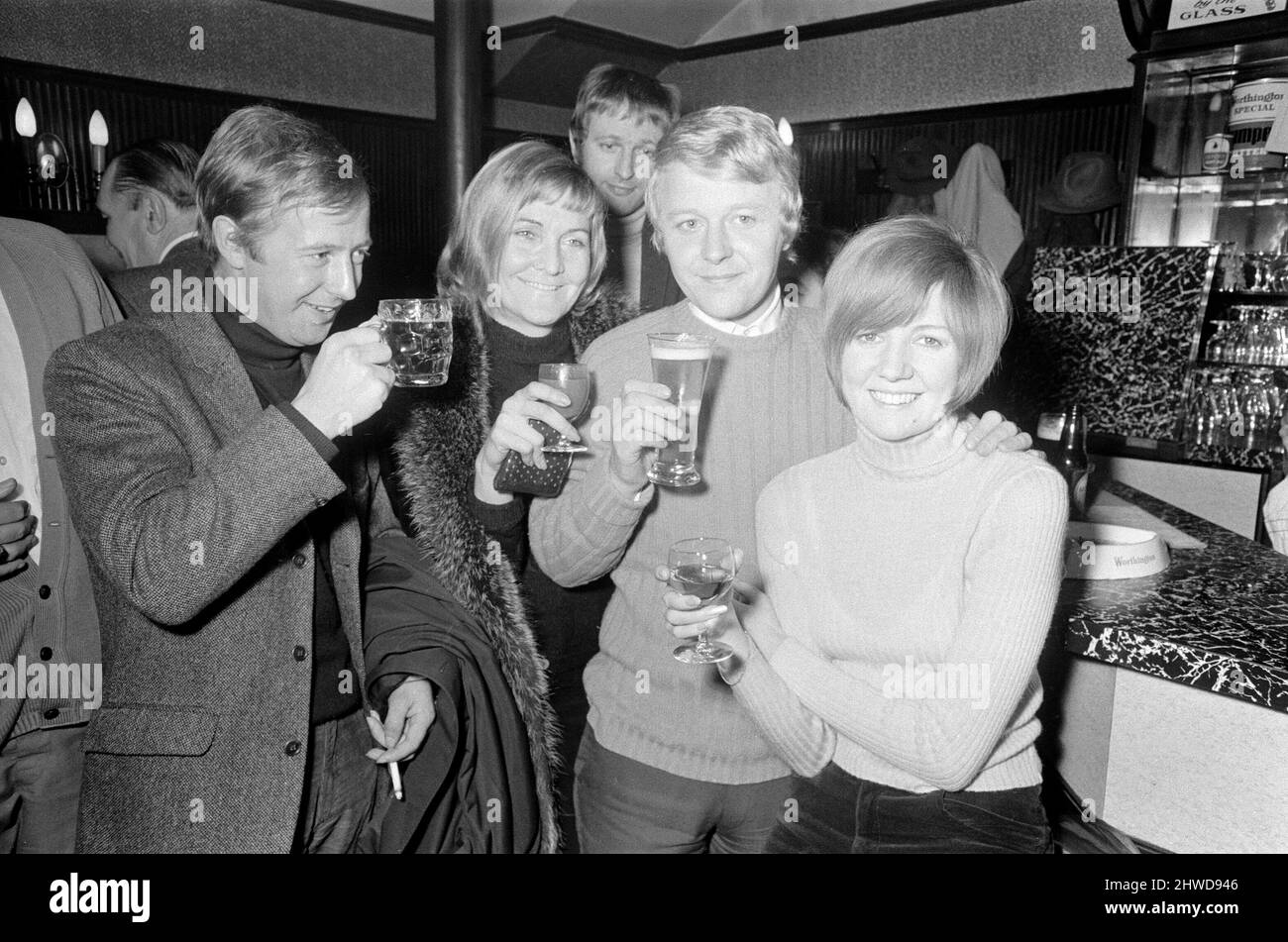 Cilla Black è tornato alle prove per il suo spettacolo del mercoledì con il suo sposo di un giorno, Bobby Willis. Tim Brooke-Taylor e Sheila Hancock hanno un drink di congratulazioni con Cilla e Bobby. 26th gennaio 1969. Foto Stock