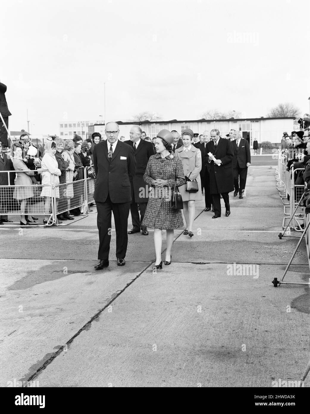 La Regina e la Principessa Anne, nella foto dell'aeroporto di Heathrow, 2nd marzo 1970. Sulla loro strada per l'Australia, in una visita di nove settimane a Fiji, Tonga, Nuova Zelanda e Australia. Il Duca di Edimburgo si unirà a loro stasera a Vancouver, ha suonato polo in Messico dopo la sua visita a Cape Kennedy. Il Principe di Galles si metterà in pari con il Partito reale il 12th marzo a Wellington. Foto Stock