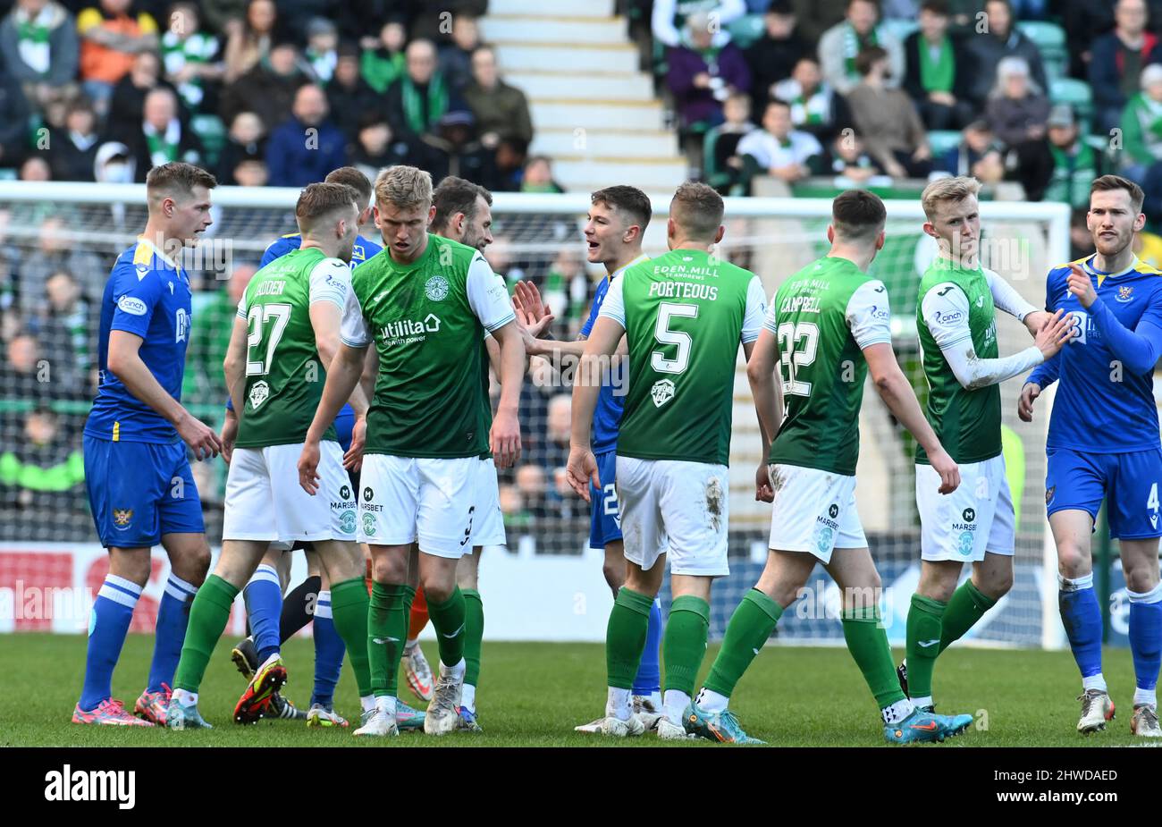 Easter Road Stadium, Edinburgh.Scotland UK.5th March 22 Hibernian vs St Johnstone Cinch Premiership Match. I giocatori reagiscono a Cameron MacPherson (#18) del St Johnstone FC Tackle sul centrocampista di Hibs, Jake Doyle-Hayes, Credit: eric mccowat/Alamy Live News Foto Stock