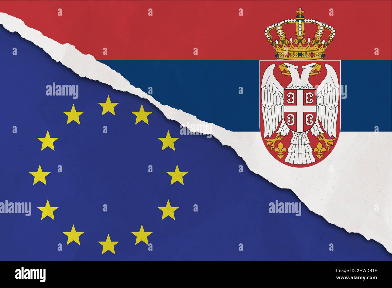 La bandiera della Serbia e dell'Unione europea ha strappato la carta grunge sfondo. Il concetto di relazione tra UE e Serbia Foto Stock