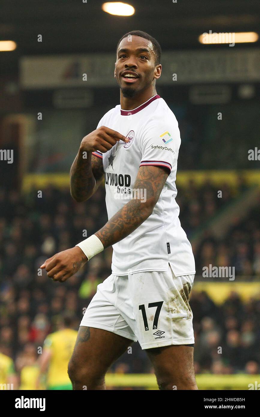 Norwich, Regno Unito. 05th Mar 2022. Ivan Toney di Brentford segna l'obiettivo di apertura per il 0-1 e festeggia durante la partita della Premier League tra Norwich City e Brentford a Carrow Road, Norwich, Inghilterra, il 5 marzo 2022. Foto di Ken Sparks. Solo per uso editoriale, licenza richiesta per uso commerciale. Nessun utilizzo nelle scommesse, nei giochi o nelle pubblicazioni di un singolo club/campionato/giocatore. Credit: UK Sports Pics Ltd/Alamy Live News Foto Stock