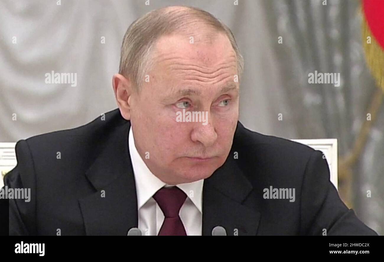 VLADIMIR PUTIN, primo ministro russo, ha mostrato sulla TV del Cremlino, rimproverando il suo ministro dell'intelligence estera Sergei Naryshkin, il 23 febbraio 2022. Foto Stock