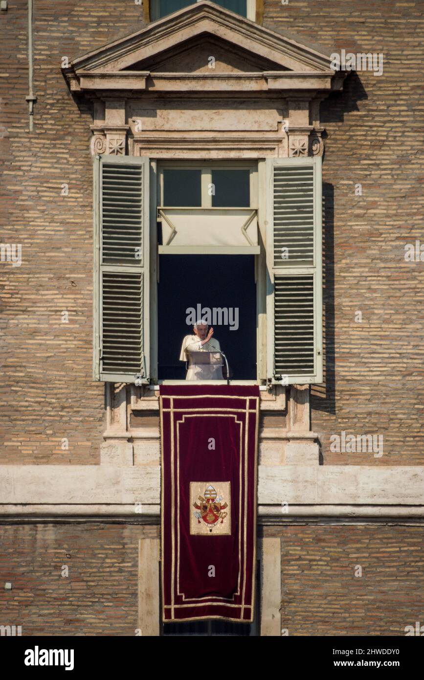 Città del Vaticano, Vaticano 17/02/2013: Papa Benedetto XVI Angelus Benedizione in Piazza San Pietro il 17 febbraio 2013 a Città del Vaticano, Vaticano. Il Pontefice terrà la sua ultima udienza pubblica settimanale il 27 febbraio in Piazza San Pietro, dopo aver annunciato le sue dimissioni la settimana scorsa. ©Andrea Sabbadini Foto Stock