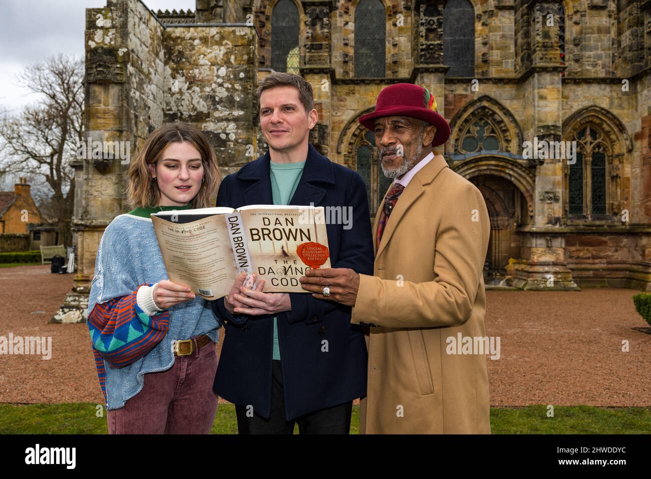 Attori Leigh Lothian, Nigel Harman & Danny John-Jules alla Cappella Rosslyn stella in un adattamento di fase del codice da Vinci, Scozia, Regno Unito Foto Stock