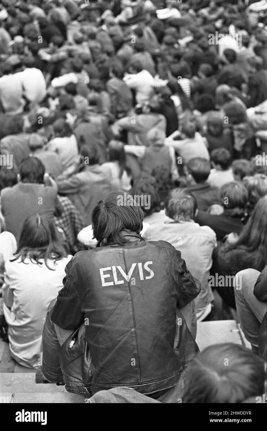 Concerto Cannon Hill Park New People. 31st agosto 1969. Entrarono tranquillamente nel parco. La nuova generazione, conforme alla nuova regola di osservare insolito, era su un altro dei loro pellegrinaggi al loro proprio mondo di rumore forte e poco conversazione. Questa volta il blues era libero durante un concerto al Cannon Hill Park di Birmingham, ma avrebbe potuto essere ovunque. I volti non sono importanti: È lo sguardo che conta. I capelli si ergono alla fine o appende in grovigli di limp, i vestiti più accesi sono comprati a seconda mano, i jeans sbiaditi sono patched non a causa dei fori ma a causa della moda. È tutto un im Foto Stock