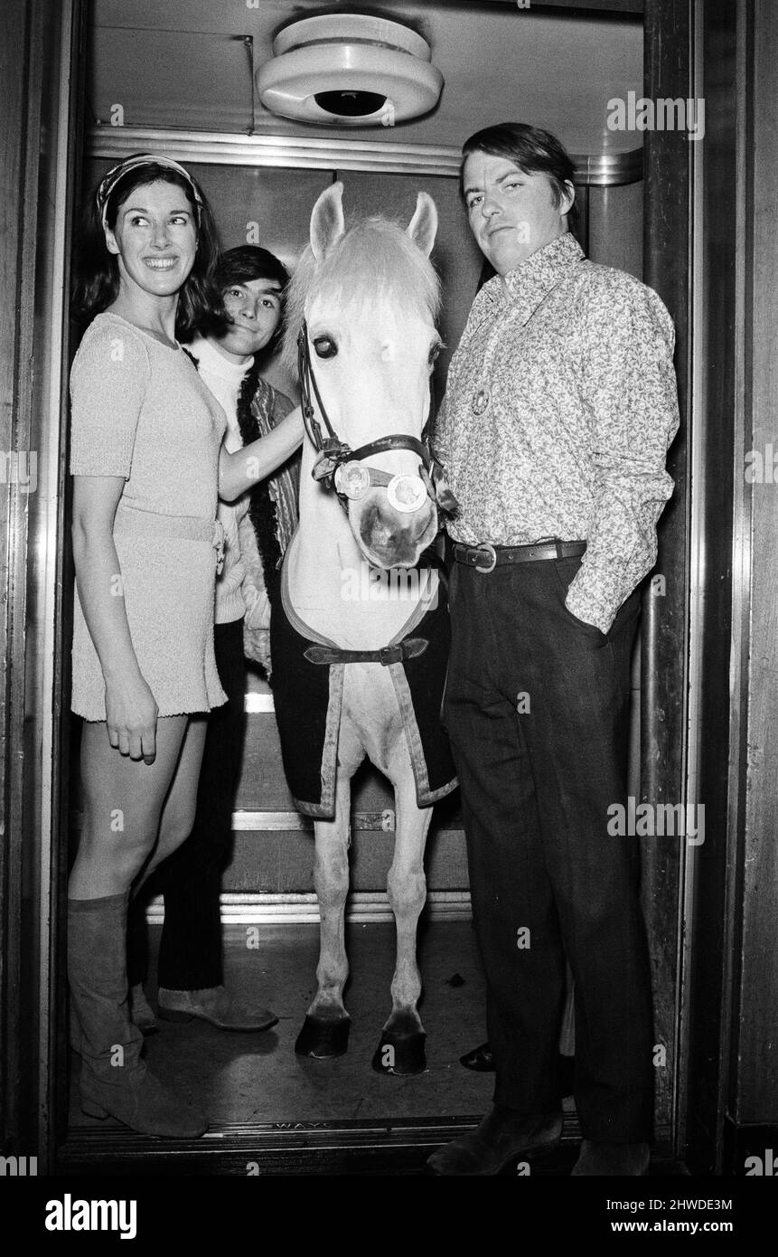 'Puff' un pony gallese in ascensore con, da sinistra a destra, Susan Stranks, Tony Bastable e Pete Brady, tre dei presentatori del programma 'Maglie'. Il programma presenterà il pony e mostrerà agli spettatori i processi di buona cura e cura dei cavalli. 13th gennaio 1969. Foto Stock