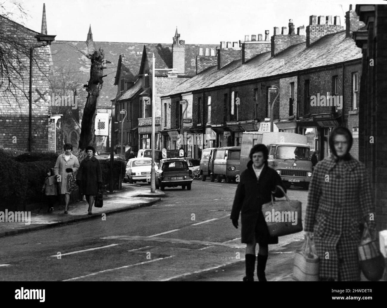 Quando gli 'abitanti del villaggio' di Ladybarn vanno a fare shopping si riferiscono a 'andare giù la corsia'. Qui è una vista generale di Ladybarn Lane. 3rd dicembre 1970. Foto Stock