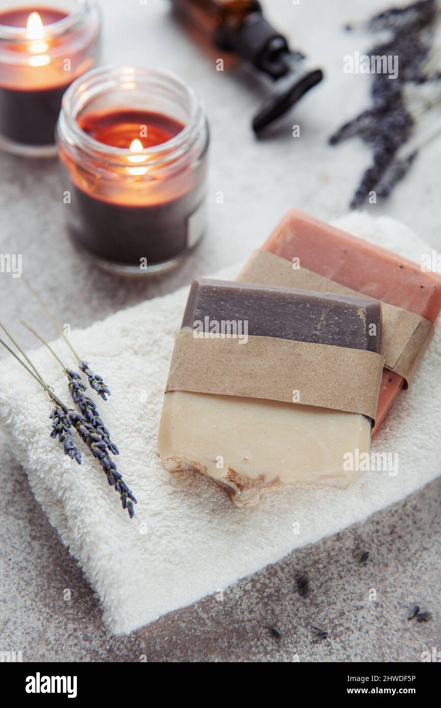 Sapone naturale fatto a mano con fiori di lavanda secchi. Concetto di spa e massaggio. Sano stile di vita. Foto Stock