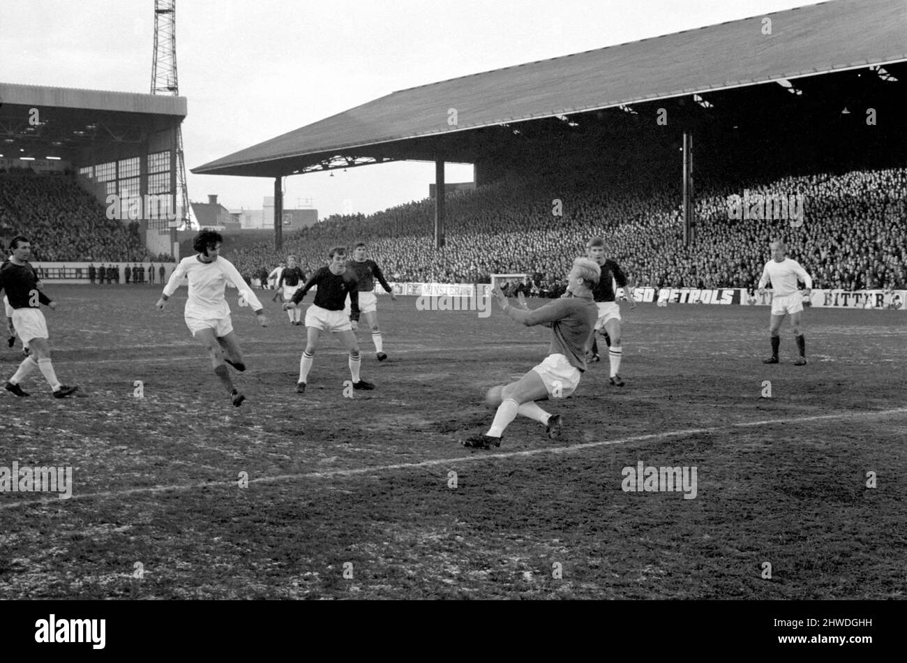 Burnley contro Manchester United. Nobby Stiles di MC United visto in azione durante il suo primo gioco dopo due operazioni di cartilagine. Dicembre 1969 Z11538-007 Foto Stock