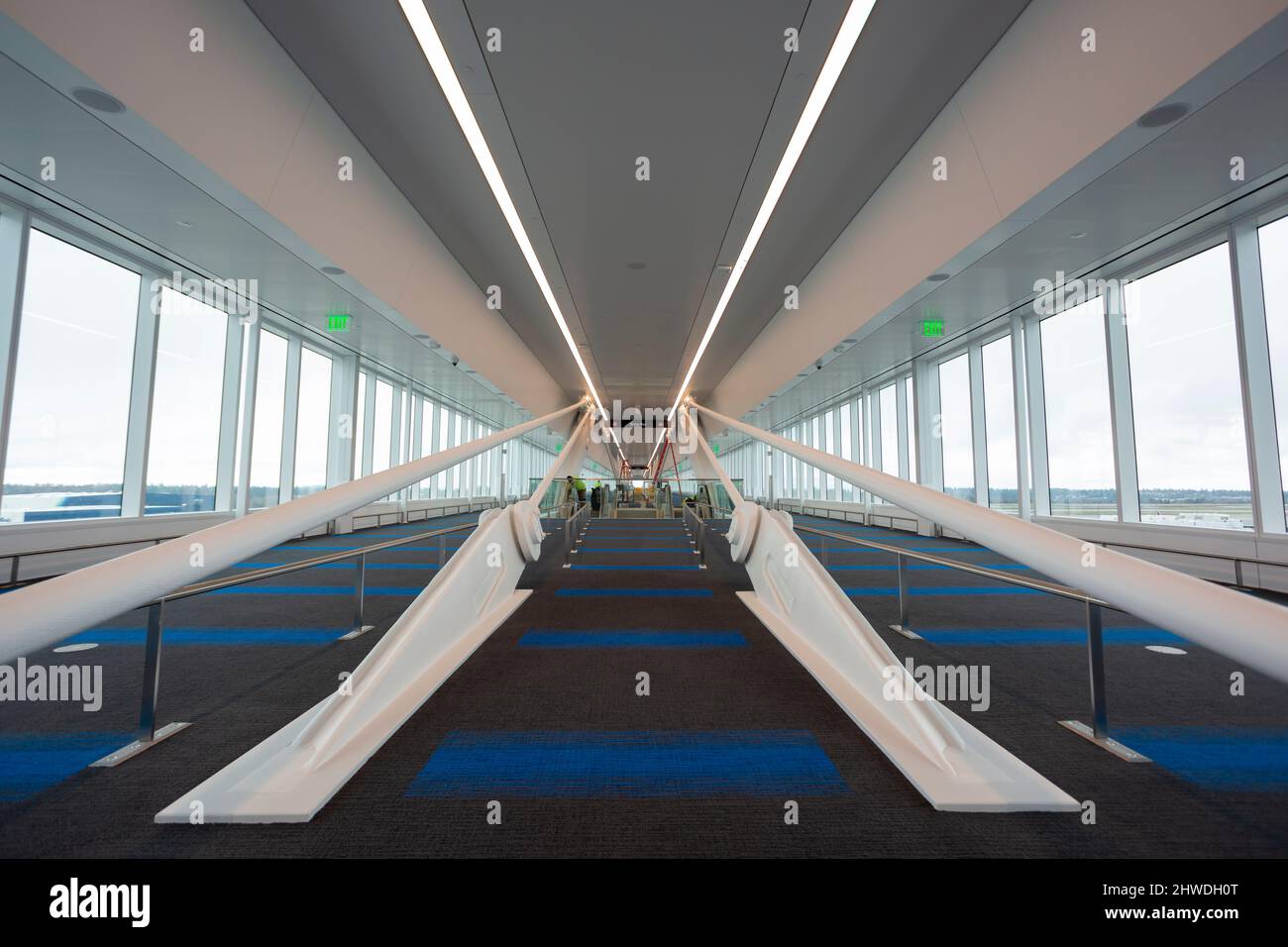 Vista della passerella aerea incompiuta durante un evento VIP Reveal per la nuova struttura di arrivi internazionali all'Aeroporto Internazionale di Seattle-Tacoma in Foto Stock