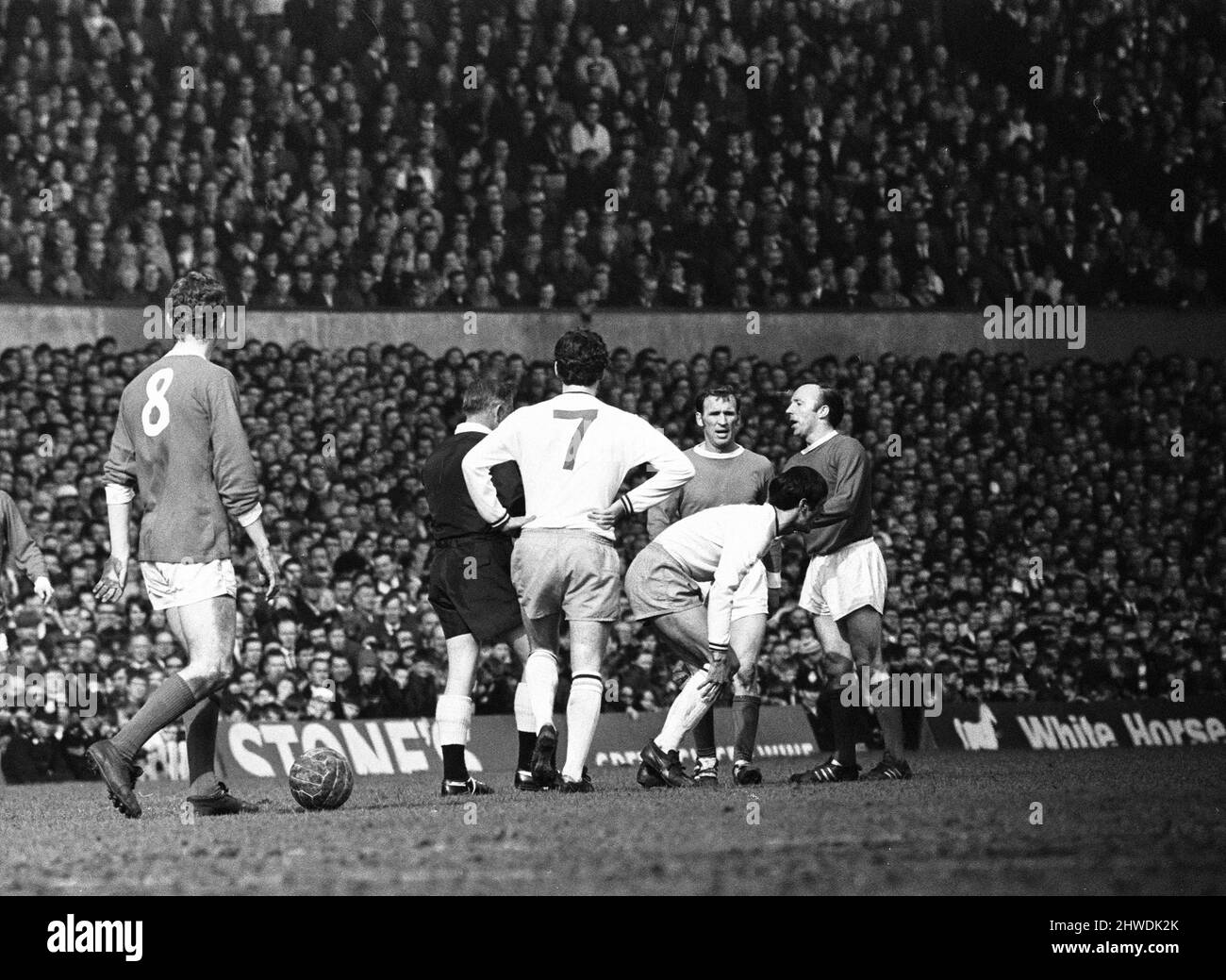 Manchester United 2-0 Burnley, Divisione uno partita a Old Trafford, sabato 19th aprile 1969. I nostri spettacoli di foto ... L'arbitro Wallace si muove per prenotare Nobby Stiles mentre Frank Casper di Burnley stringe le gambe, Pat Crand e Dave Thomas guardano. Foto Stock