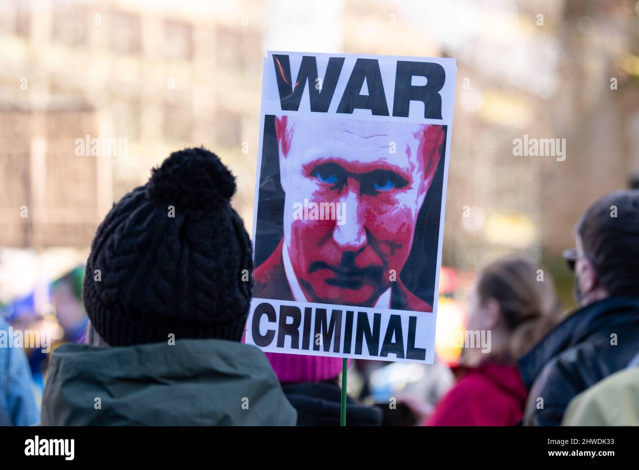 Putin Guerra criminale segno cartello contro la protesta contro l'invasione Ucraina della guerra, Glasgow, Scozia, Regno Unito Foto Stock