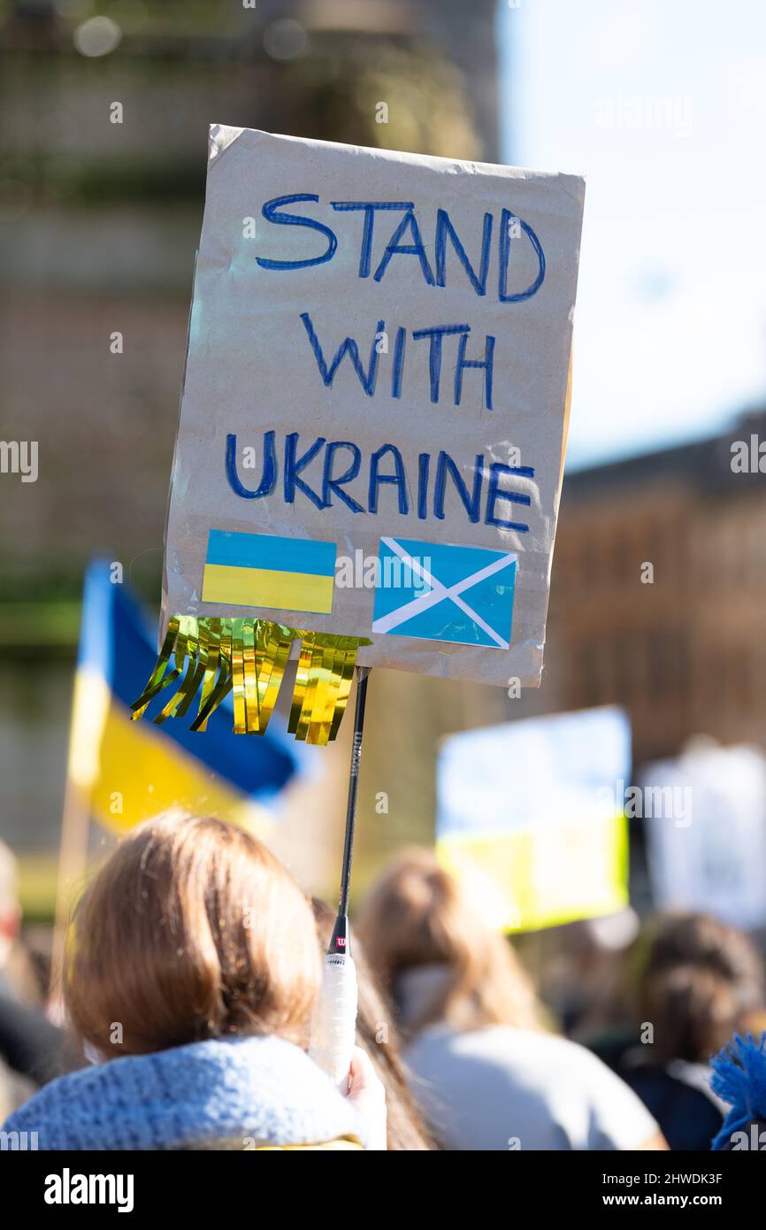 Alzatevi con il cartello dell'Ucraina - 5 marzo 2022 - persone che protestano in Piazza George a Glasgow contro l'invasione russa dell'Ucraina. Foto Stock