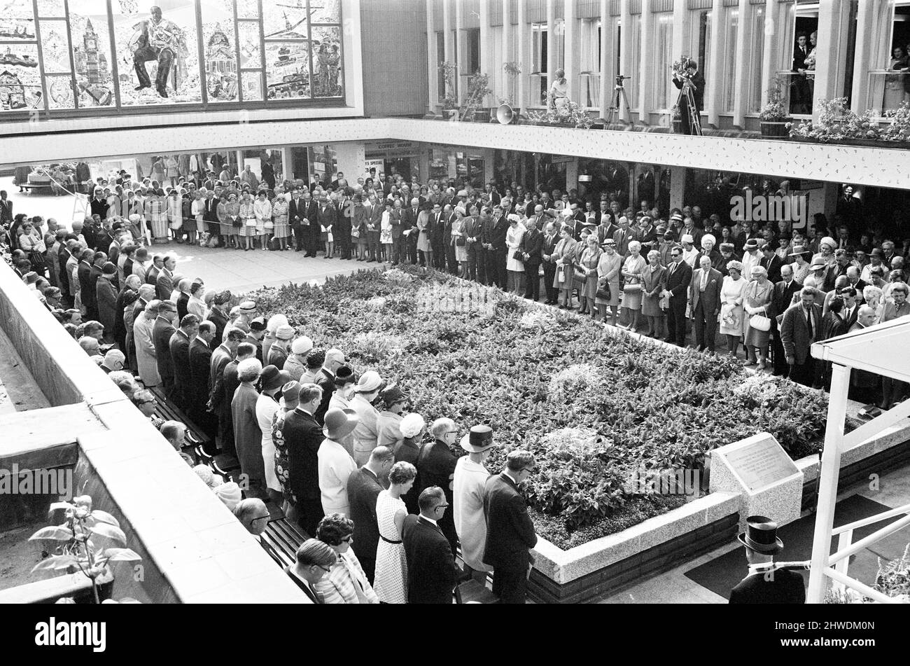 Il Sir Winston Spencer Churchill Memorial Screen, presentato dal Viscount Cobham per segnare il completamento del distretto commerciale, Dudley, Worcestershire, lunedì 8th settembre 1969. Foto Stock