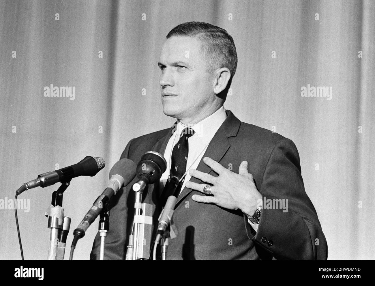 Il colonnello Frank Borman, l'astronauta della NASA e il comandante Apollo 8, il primo veicolo spaziale con equipaggio a lasciare un'orbita terrestre bassa, raggiungere la Luna, orbitarla e tornare (dicembre 1968), raffigurato durante la conferenza stampa presso l'Ambasciata americana di Londra, lunedì 3rd febbraio 1969. Frank Federico Borman II Foto Stock