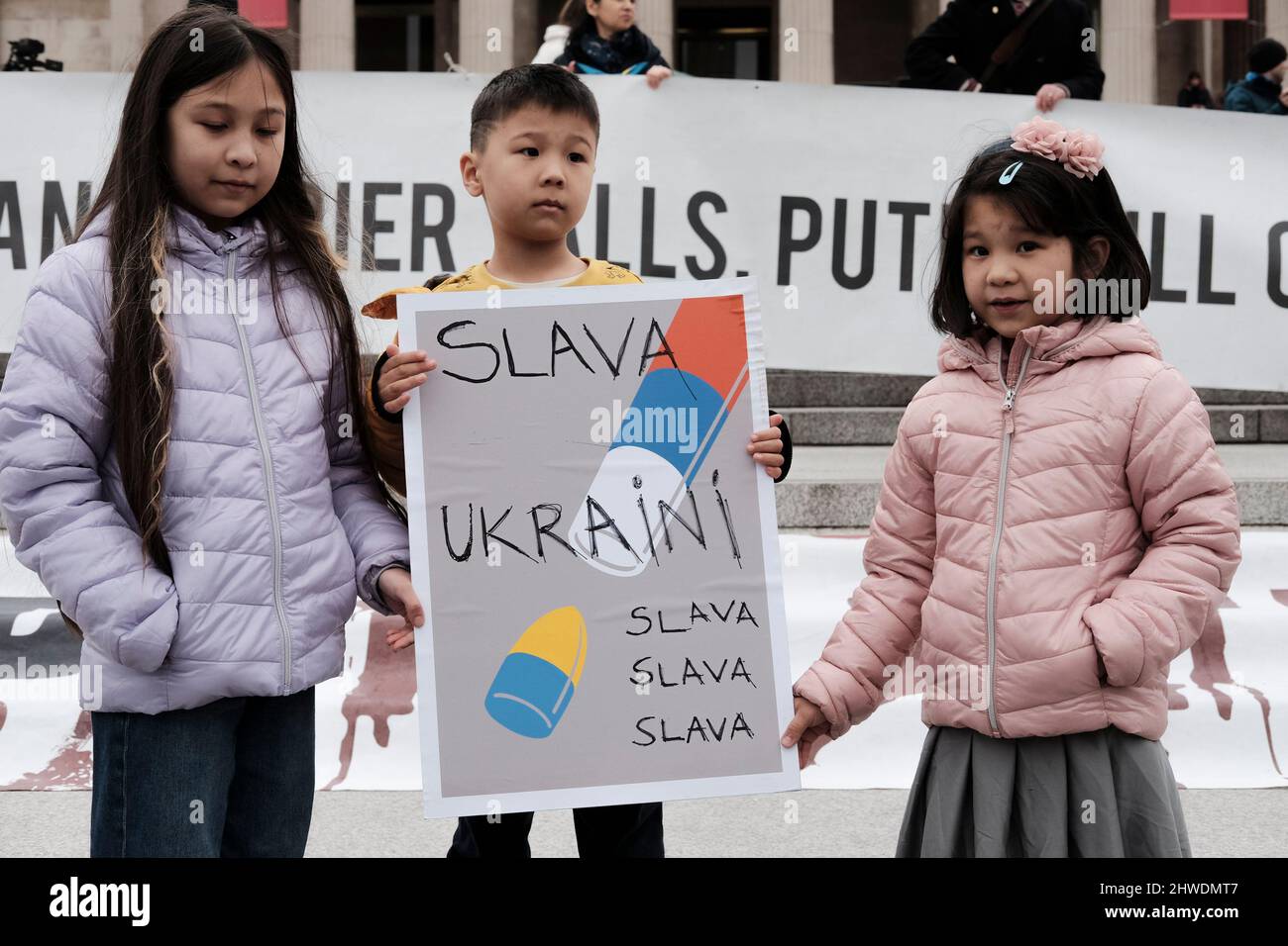 5th marzo 2022, Londra, Regno Unito. Cittadini ucraini e sostenitori pro-Ucraina si radunano a Trafalgar Square per protestare contro l'invasione russa e la guerra in Ucraina. I bambini piccoli hanno la targa che dichiara Slava ucraini - Gloria in Ucraina. Foto Stock