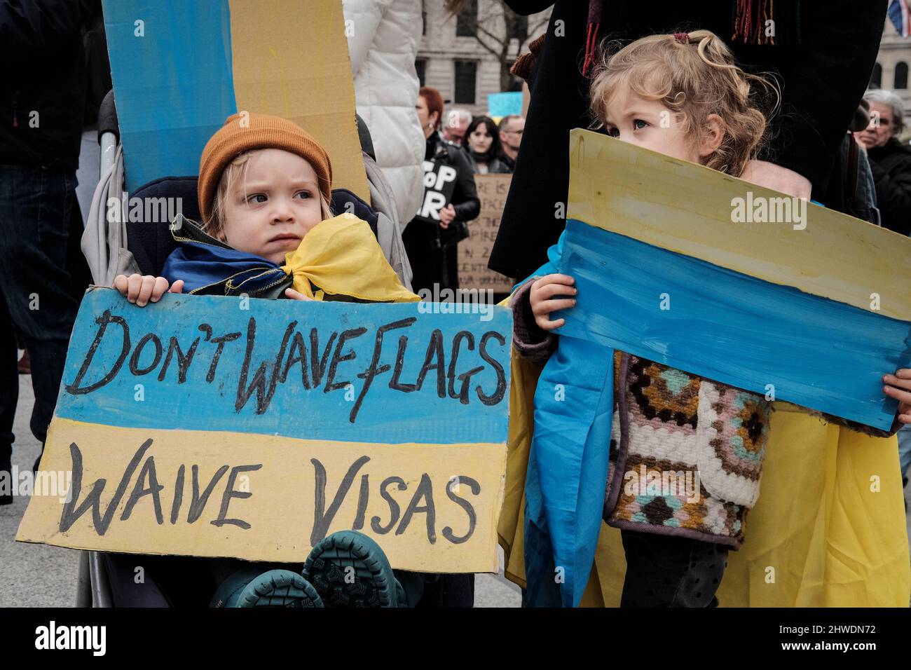 5th marzo 2022, Londra, Regno Unito. Cittadini ucraini e sostenitori pro-Ucraina si radunano a Trafalgar Square per protestare contro l'invasione russa e la guerra in Ucraina. Una giovane famiglia Ucraina si unisce ai manifestanti contro la guerra. Foto Stock
