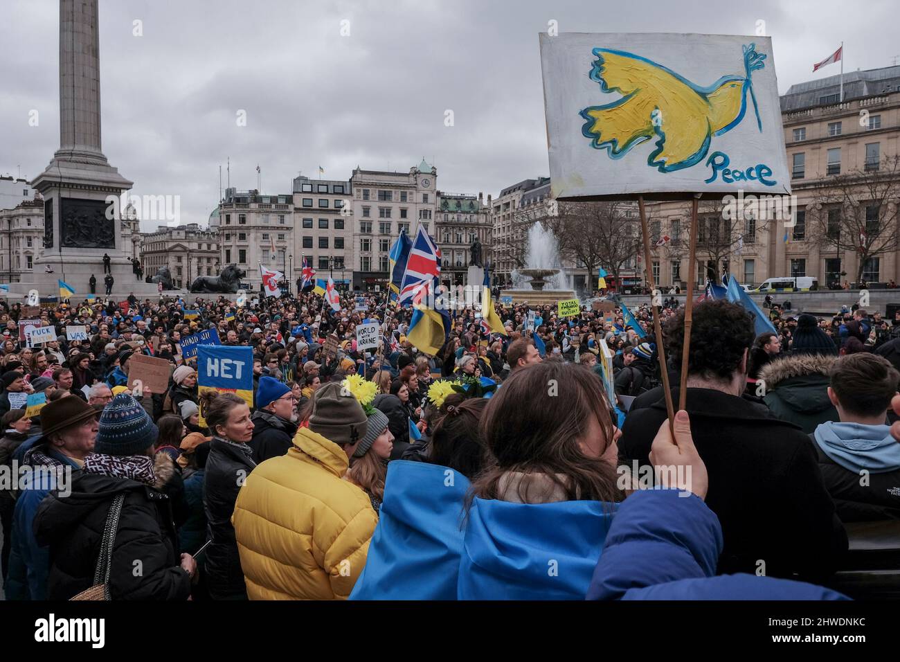 5th marzo 2022, Londra, Regno Unito. Cittadini ucraini e sostenitori pro-Ucraina si radunano a Trafalgar Square per protestare contro l'invasione russa e la guerra in Ucraina. Il manifestante tiene la targhetta con il simbolo della pace nei colori nazionali ucraini. Foto Stock