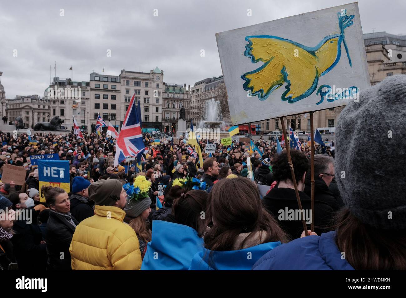 5th marzo 2022, Londra, Regno Unito. Cittadini ucraini e sostenitori pro-Ucraina si radunano a Trafalgar Square per protestare contro l'invasione russa e la guerra in Ucraina. Il manifestante tiene la targhetta con il simbolo della pace nei colori nazionali ucraini. Foto Stock