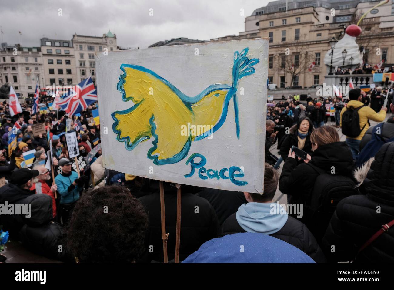 5th marzo 2022, Londra, Regno Unito. Cittadini ucraini e sostenitori pro-Ucraina si radunano a Trafalgar Square per protestare contro l'invasione russa e la guerra in Ucraina. Il manifestante tiene la targhetta con il simbolo della pace nei colori nazionali ucraini. Foto Stock