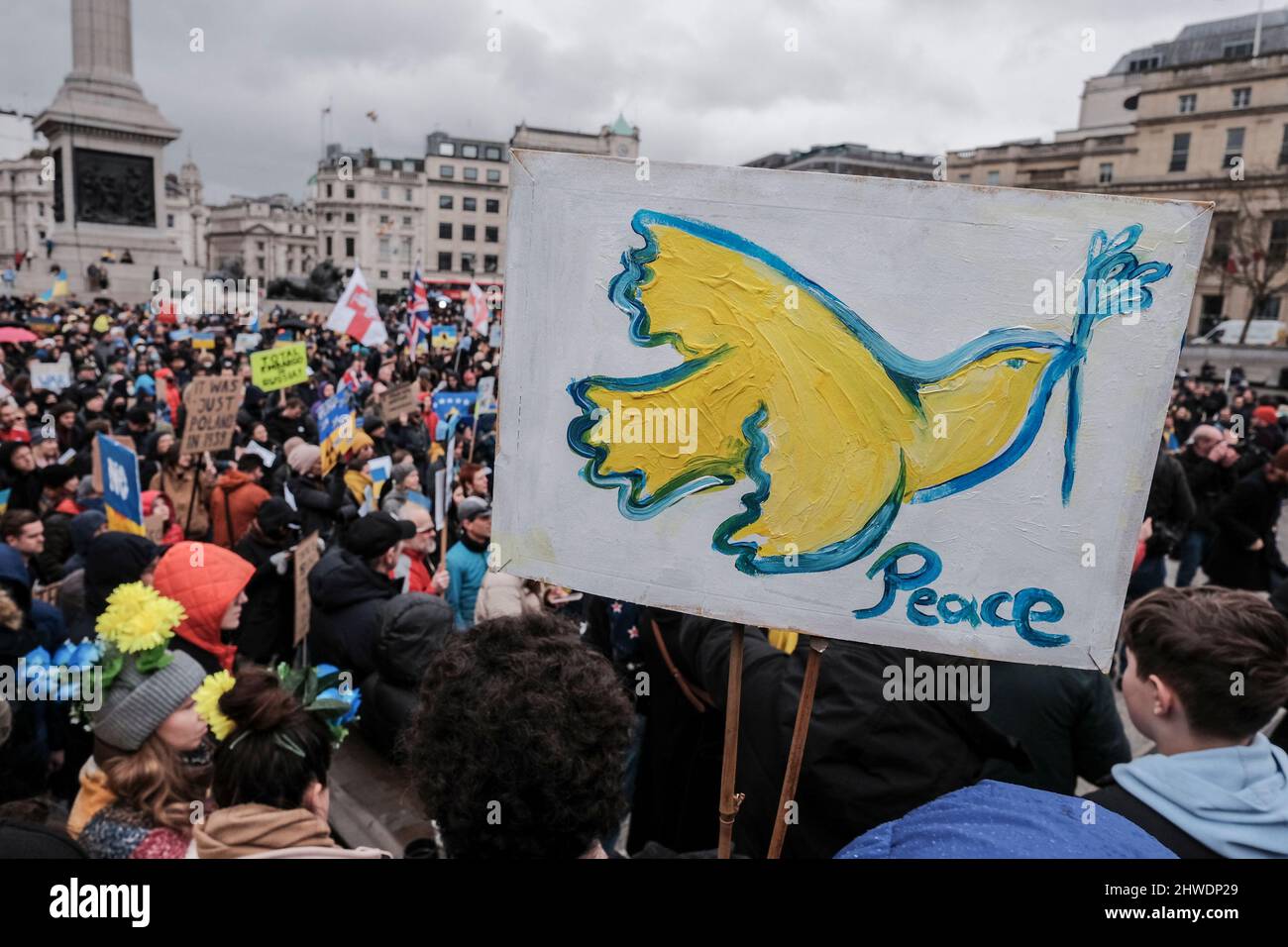 5th marzo 2022, Londra, Regno Unito. Cittadini ucraini e sostenitori pro-Ucraina si radunano a Trafalgar Square per protestare contro l'invasione russa e la guerra in Ucraina. Il manifestante tiene la targhetta con il simbolo della pace nei colori nazionali ucraini. Foto Stock