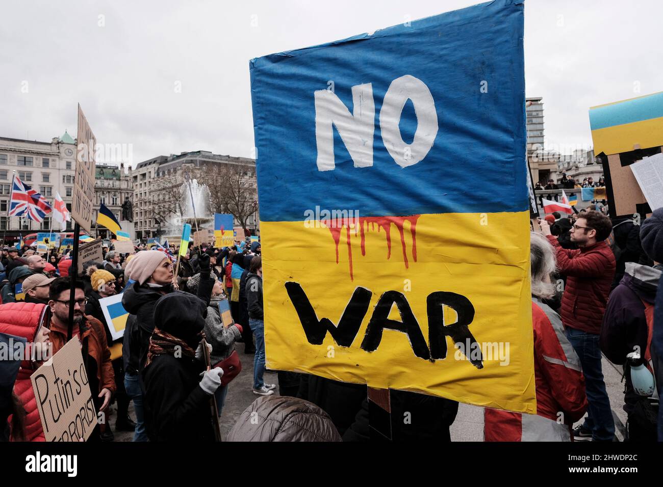 5th marzo 2022, Londra, Regno Unito. Cittadini ucraini e sostenitori pro-Ucraina si radunano a Trafalgar Square per protestare contro l'invasione russa e la guerra in Ucraina. Foto Stock