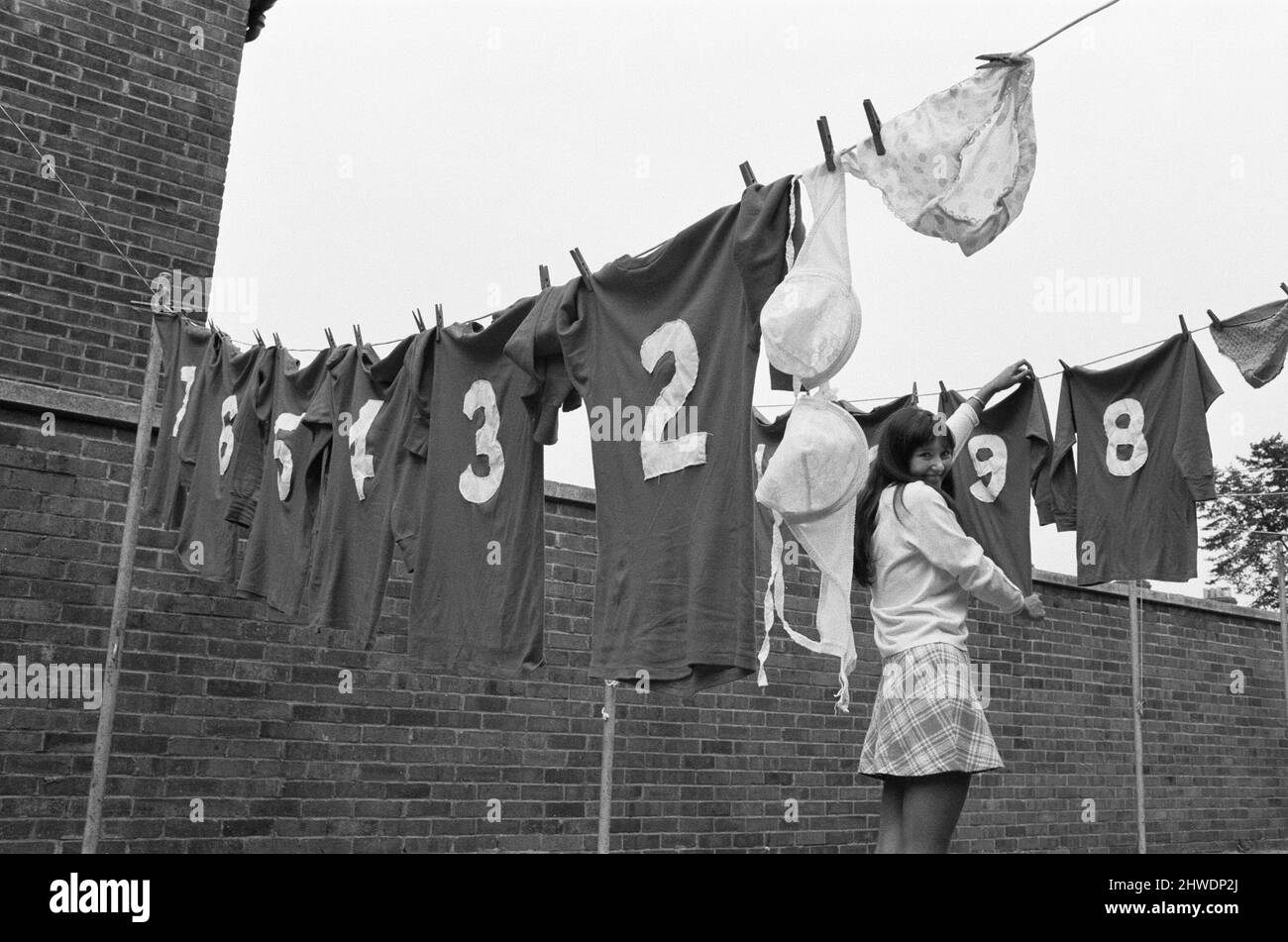 Giornata di lavaggio per la squadra di football delle Orient Girls. 27th settembre 1970 Foto Stock