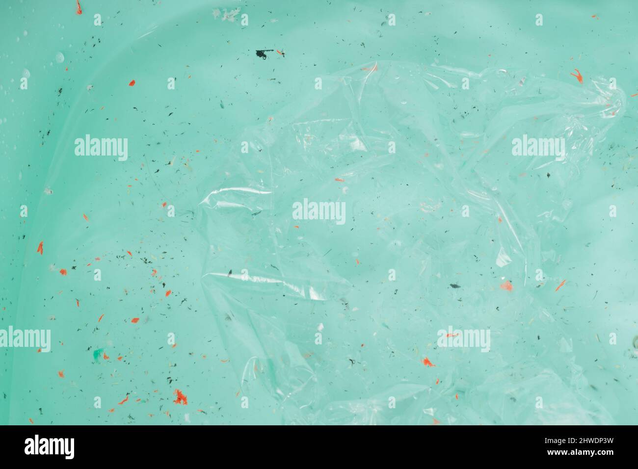 Micro inquinamento plastico in problema oceanico. Idea del cambiamento climatico. Foto Stock
