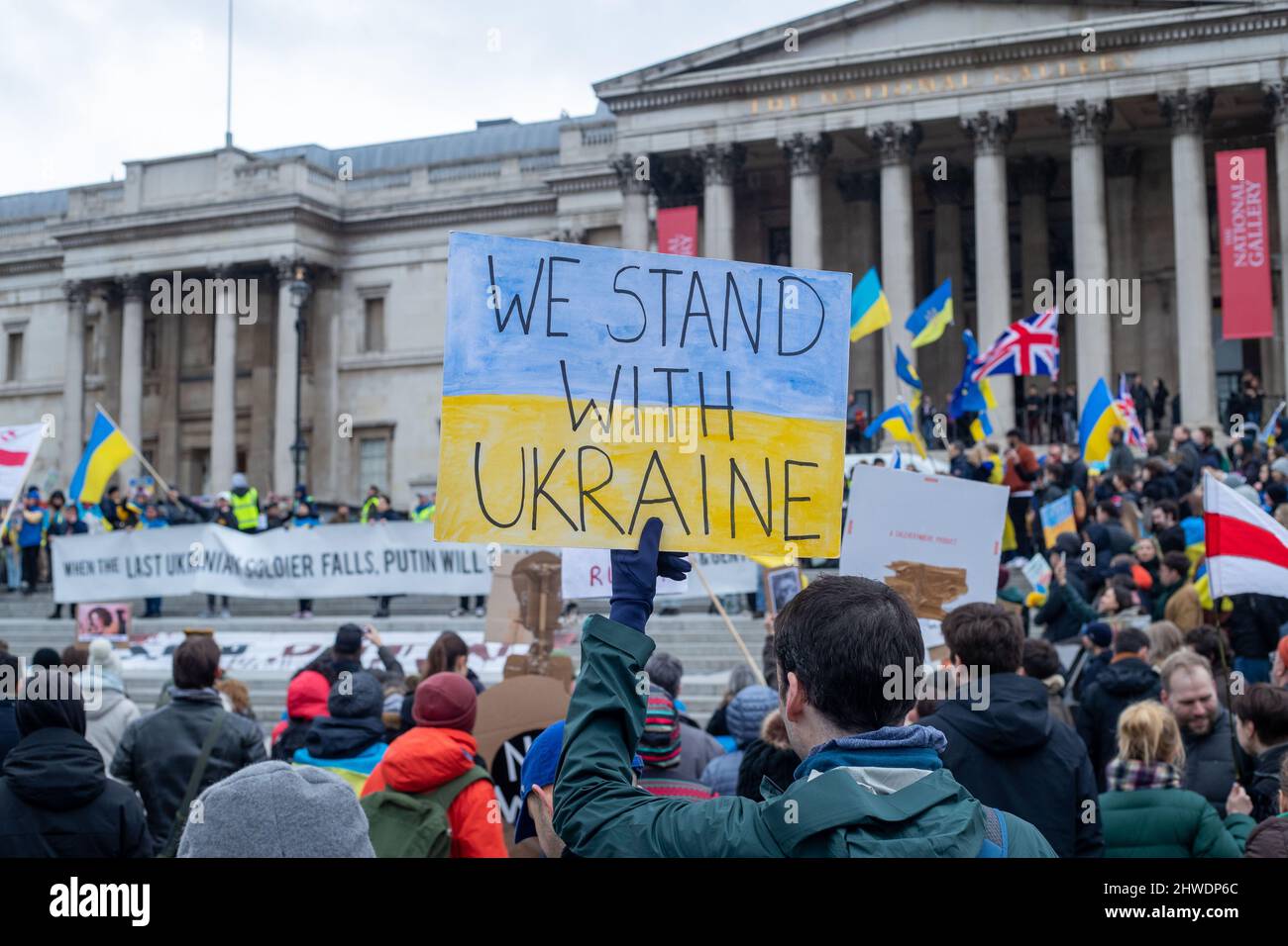 LONDRA, 05 2022 MARZO, Un manifestante ha un cartello con la scritta "Siamo in piedi con l'Ucraina” per protestare contro l'invasione dell'Ucraina da parte della Russia a Trafalgar Square. Credit: Lucy North/Alamy Live News Foto Stock