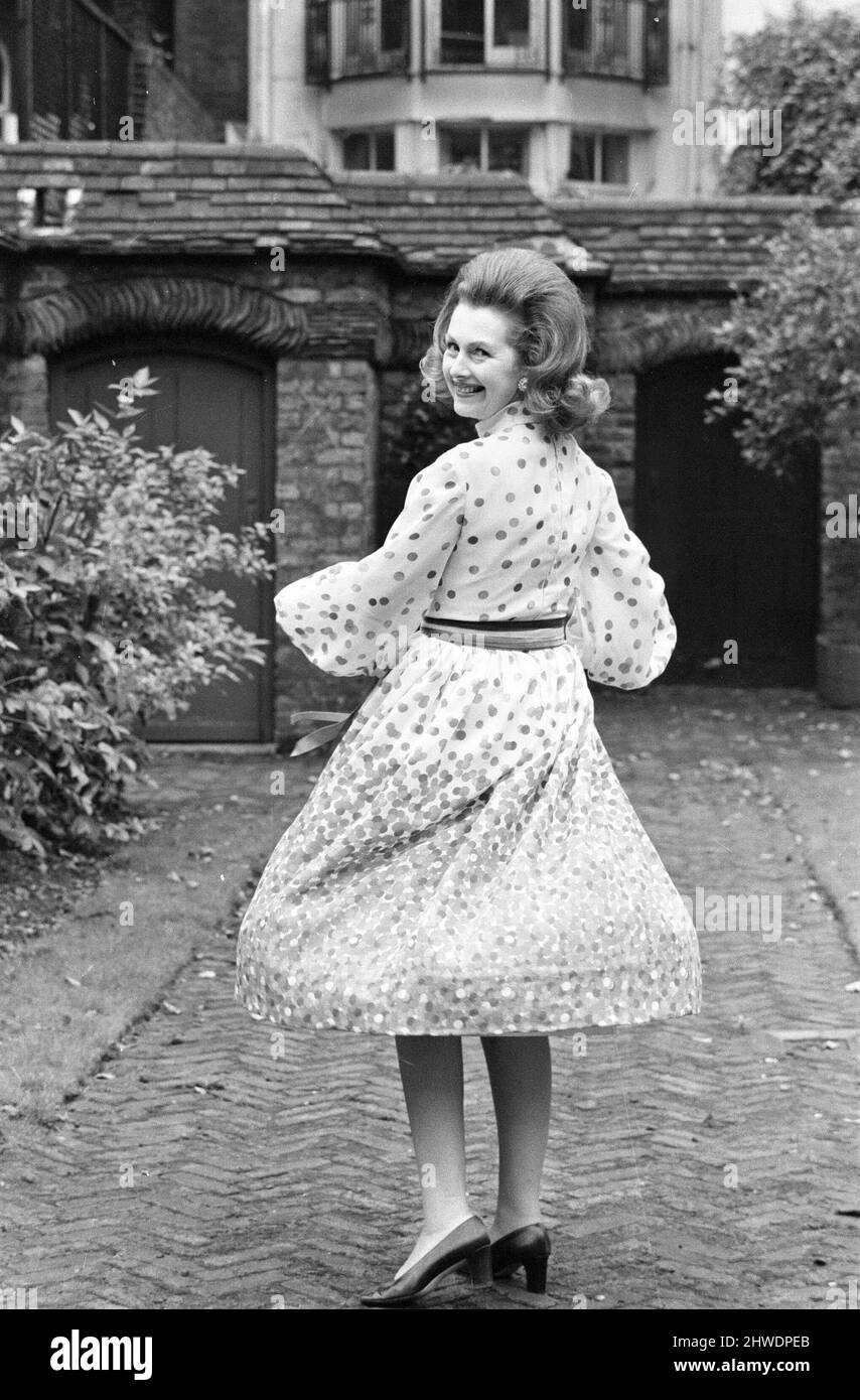 Lady Dartmouth, figlia di Alexander McCorquodale e romantic romanziere Dame Barbara Cartland, ha votato una delle 10 migliori donne vestite del paese. Viene raffigurata a casa sua indossando un abito midi multicolore. 21st settembre 1970. Foto Stock