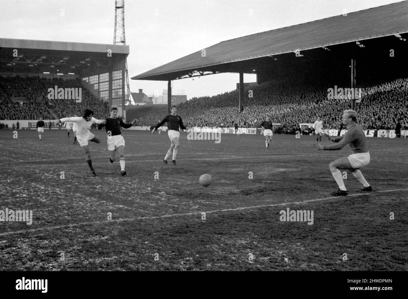 Burnley contro Manchester United. Nobby Stiles di MC United visto in azione durante il suo primo gioco dopo due operazioni di cartilagine. Dicembre 1969 Z11538-006 Foto Stock