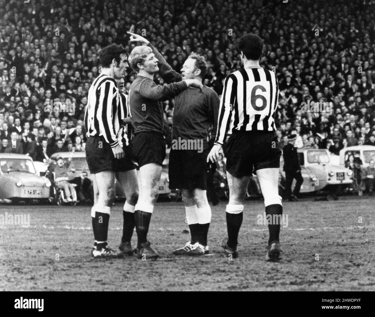 Rangers 0-0 Newcastle United, Inter-Cities Fairs Cup Semifinale, 1st gambe, partita di calcio all'Ibrox Stadium, mercoledì 14th maggio 1969. La nostra foto mostra ... L'arbitro John Adair scioglie le proteste del portiere di Newcastle IAM McFaul, dopo aver assegnato ai Rangers una penalità, ha anche illustrato Tommy Gibb, Benny Arentoft (parzialmente nascosto) e lo skipper Unito Bob Moncur. Foto Stock