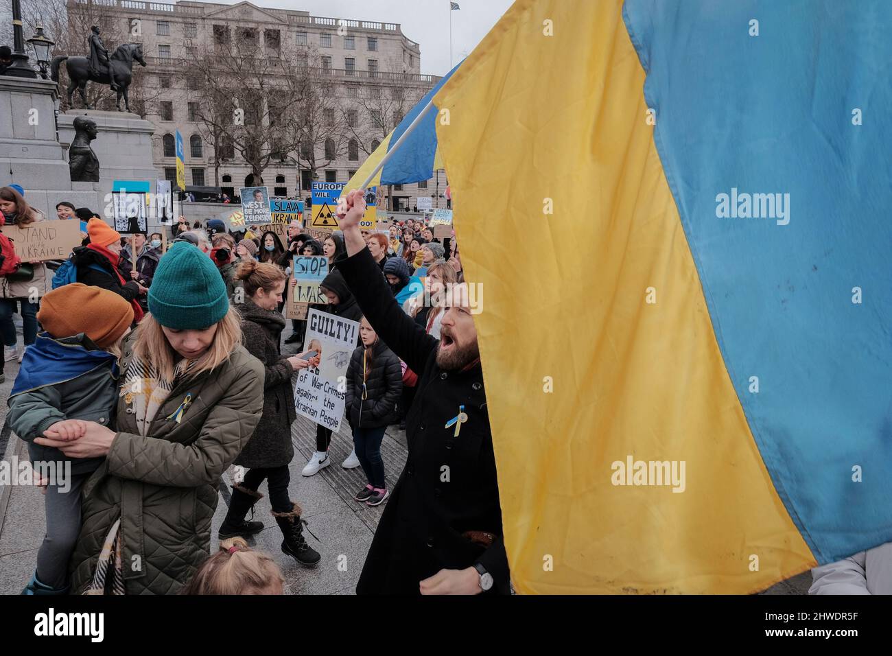5th marzo 2022, Londra, Regno Unito. Cittadini ucraini e sostenitori pro-Ucraina si radunano a Trafalgar Square per protestare contro l'invasione russa e la guerra in Ucraina. Una giovane famiglia Ucraina si unisce ai manifestanti contro la guerra. Foto Stock
