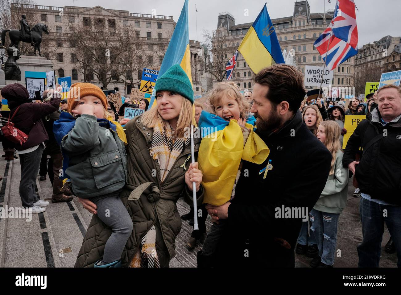 5th marzo 2022, Londra, Regno Unito. Cittadini ucraini e sostenitori pro-Ucraina si radunano a Trafalgar Square per protestare contro l'invasione russa e la guerra in Ucraina. Una giovane famiglia Ucraina si unisce ai manifestanti contro la guerra. Foto Stock